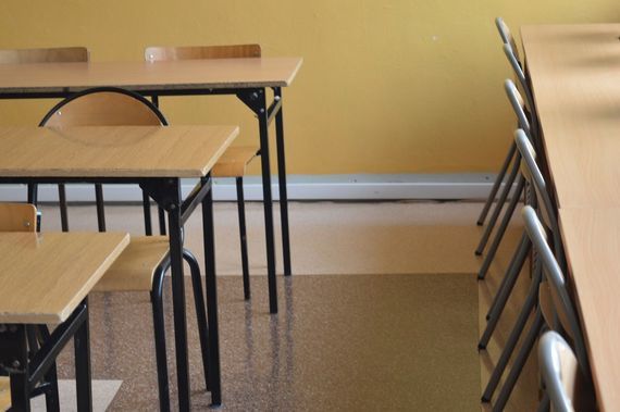 
                                                    Ławki i krzesła w klasie
                                                