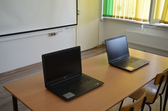 
                                                    2 laptopy na biurku
                                                