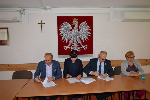 Podpisanie umów na realizację  projektu pn „Termomodernizacja budynków użyteczności publicznej stanowiących własność Powiatu Ryckiego” - Dęblin
