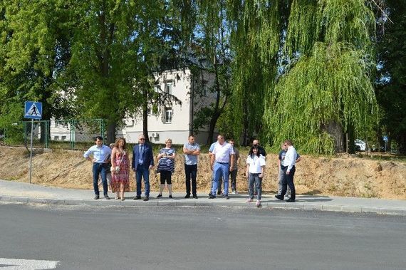 
                                                    Grupa ludzi stojących na chodniku
                                                