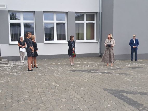 
                                                    Rozpoczęcie Roku w Zespole Szkół Zawodowych zdjęcie osób przed budynkiem szkoły
                                                