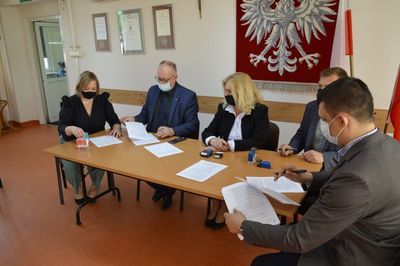 
                                                    Podpisanie umowy na wykonanie robót budowlanych w ramach zadania pn.: „Przebudowa drogi powiatowej nr 1434L na odcinku dr. krajowej nr 48 – Ułęż”
                                                