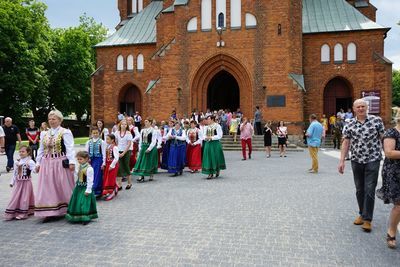 
                                                    Uczestnicy obchodów przed kościołem
                                                