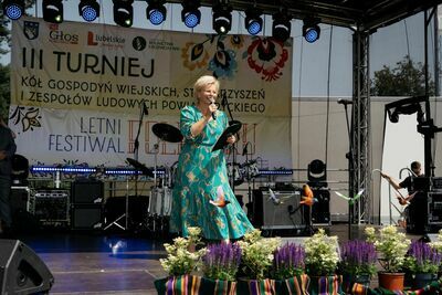 
                                                    Letni Festiwal Folkloru. Występ na scenie
                                                