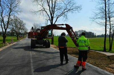
                                                       Trwają roboty budowlane przy zadaniu pn.:  „Przebudowa drogi powiatowej Nr 1410L od km 5+195 do km 9+600  w m. Wylezin, Janopol, Kłoczew”.
                                                