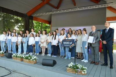 
                                                    Zdjęcie grupowe osoby nagrodzone i władze powiatu
                                                