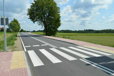
                                                    Wyremontowana droga z chodnikiem
                                                