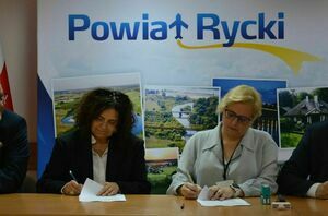 
                                                    Podpisanie umowy w ramach zadania  „Doposażenie bloku operacyjnego Szpitala Powiatowego w Rykach”
                                                