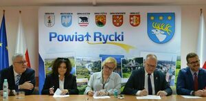 
                                                    Podpisanie umowy w ramach zadania  „Doposażenie bloku operacyjnego Szpitala Powiatowego w Rykach”
                                                