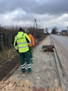 
                                                    Trwają zaawansowane prace przy budowie chodnika drodze powiatowej Nr 1426L w miejscowości Borki.
                                                
