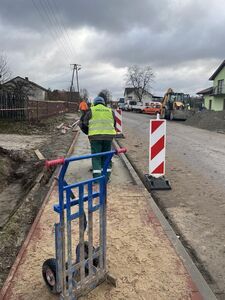 
                                                    Trwają zaawansowane prace przy budowie chodnika drodze powiatowej Nr 1426L w miejscowości Borki.
                                                