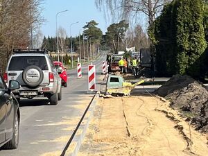 
                                                    Trwają prace przy budowie chodników przy drogach powiatowych
                                                