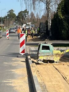 
                                                    Trwają prace przy budowie chodników przy drogach powiatowych
                                                