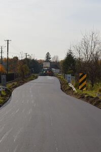 
                                                    Walc drogowy wygładza nową nawierzchnię asfaltową.
                                                