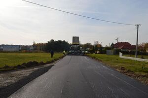 
                                                    Walc drogowy wygładza nową nawierzchnię asfaltową.
                                                