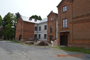
                                                    Rozpoczęły się prace budowlane polegające na przebudowie zabytkowego budynku szkoły im. Kajetana hr. Kickiego  w Sobieszynie.
                                                