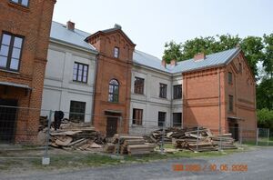 
                                                    Rozpoczęły się prace budowlane polegające na przebudowie zabytkowego budynku szkoły im. Kajetana hr. Kickiego  w Sobieszynie.
                                                