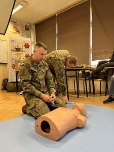 
                                                    „Edukacja z wojskiem” – zajęcia z edukacji proobronnej w ZSZ nr. 1 w Rykach
                                                