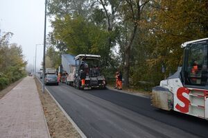 
                                                    Trwają roboty budowlane na ul. Spacerowej w Dęblinie w ramach zadania inwestycyjnego pn.: „Przebudowa infrastruktury drogowej na terenie powiatu ryckiego – Etap I”
                                                