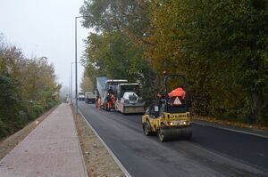 
                                                    Trwają roboty budowlane na ul. Spacerowej w Dęblinie w ramach zadania inwestycyjnego pn.: „Przebudowa infrastruktury drogowej na terenie powiatu ryckiego – Etap I”
                                                