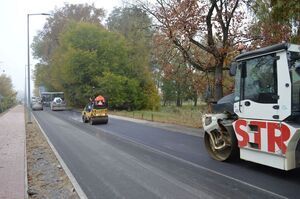 
                                                    Trwają roboty budowlane na ul. Spacerowej w Dęblinie w ramach zadania inwestycyjnego pn.: „Przebudowa infrastruktury drogowej na terenie powiatu ryckiego – Etap I”
                                                