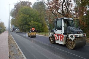 
                                                    Trwają roboty budowlane na ul. Spacerowej w Dęblinie w ramach zadania inwestycyjnego pn.: „Przebudowa infrastruktury drogowej na terenie powiatu ryckiego – Etap I”
                                                