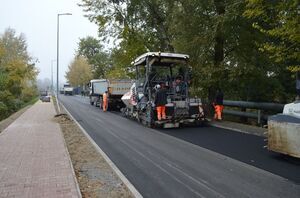 
                                                    Trwają roboty budowlane na ul. Spacerowej w Dęblinie w ramach zadania inwestycyjnego pn.: „Przebudowa infrastruktury drogowej na terenie powiatu ryckiego – Etap I”
                                                