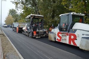 
                                                    Trwają roboty budowlane na ul. Spacerowej w Dęblinie w ramach zadania inwestycyjnego pn.: „Przebudowa infrastruktury drogowej na terenie powiatu ryckiego – Etap I”
                                                