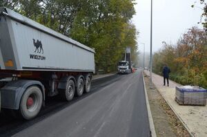 
                                                    Trwają roboty budowlane na ul. Spacerowej w Dęblinie w ramach zadania inwestycyjnego pn.: „Przebudowa infrastruktury drogowej na terenie powiatu ryckiego – Etap I”
                                                