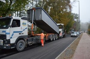 
                                                    Trwają roboty budowlane na ul. Spacerowej w Dęblinie w ramach zadania inwestycyjnego pn.: „Przebudowa infrastruktury drogowej na terenie powiatu ryckiego – Etap I”
                                                