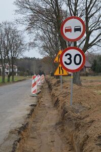 
                                                    Trwają prace budowlane przy zadaniu pn.: „Przebudowa drogi powiatowej Nr 1420L od km 0+000 do km 6+299,73 w miejscowościach Kłoczew, Jagodne, Gózd”
                                                