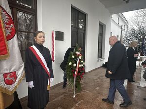 
                                                    „Pamięć jest naszym obowiązkiem” – odsłonięcie tablicy upamiętniającej ofiary ”Akcji Reinhardt”.
                                                