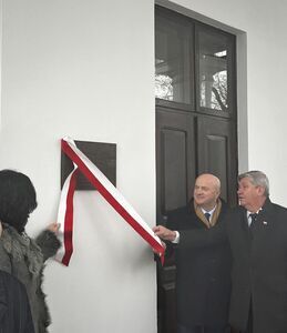 
                                                    „Pamięć jest naszym obowiązkiem” – odsłonięcie tablicy upamiętniającej ofiary ”Akcji Reinhardt”.
                                                