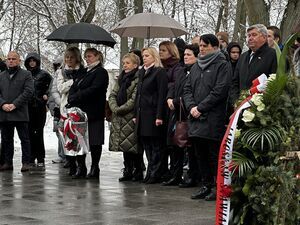 
                                                    „Pamięć jest naszym obowiązkiem” – odsłonięcie tablicy upamiętniającej ofiary ”Akcji Reinhardt”.
                                                