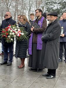 
                                                    „Pamięć jest naszym obowiązkiem” – odsłonięcie tablicy upamiętniającej ofiary ”Akcji Reinhardt”.
                                                