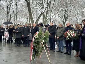 
                                                    „Pamięć jest naszym obowiązkiem” – odsłonięcie tablicy upamiętniającej ofiary ”Akcji Reinhardt”.
                                                