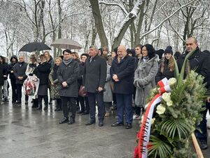 
                                                    „Pamięć jest naszym obowiązkiem” – odsłonięcie tablicy upamiętniającej ofiary ”Akcji Reinhardt”.
                                                