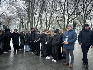 
                                                    „Pamięć jest naszym obowiązkiem” – odsłonięcie tablicy upamiętniającej ofiary ”Akcji Reinhardt”.
                                                