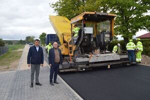 
                                                    Wizytacja Starosty Ryckiego oraz Dyrektora Zarządu Dróg Powiatowych w Rykach na placu budowy drogi powiatowej Nr 1420L w miejscowościach Kłoczew, Jagodne i Gózd
                                                