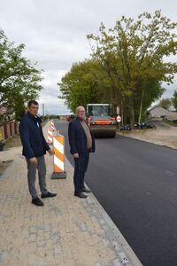 
                                                    Wizytacja Starosty Ryckiego oraz Dyrektora Zarządu Dróg Powiatowych w Rykach na placu budowy drogi powiatowej Nr 1420L w miejscowościach Kłoczew, Jagodne i Gózd
                                                