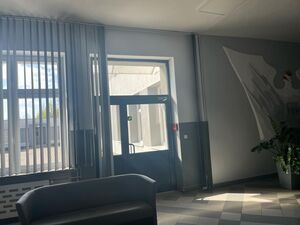 
                                                    Nowy wygląd holu i szatni w ZSZ Nr 1 w Dęblinie
                                                