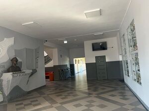 
                                                    Nowy wygląd holu i szatni w ZSZ Nr 1 w Dęblinie
                                                