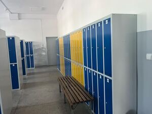 
                                                    Nowy wygląd holu i szatni w ZSZ Nr 1 w Dęblinie
                                                