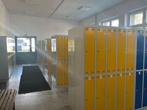 
                                                    Nowy wygląd holu i szatni w ZSZ Nr 1 w Dęblinie
                                                