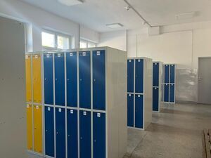 
                                                    Nowy wygląd holu i szatni w ZSZ Nr 1 w Dęblinie
                                                