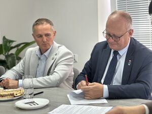 
                                                    Podpisanie umów na remont dwóch odcinków dróg powiatowych
                                                
