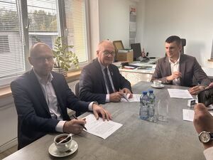 
                                                    Podpisanie umów na remont dwóch odcinków dróg powiatowych
                                                