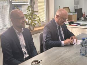 
                                                    Podpisanie umów na remont dwóch odcinków dróg powiatowych
                                                