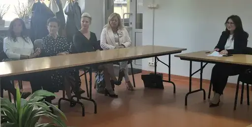 
                                                    Uroczystość w Starostwie Powiatowym w Rykach. Nagrodzeni nauczyciele i pracownicy oświaty z kwiatami i dyplomami pozują z władzami powiatu na tle granatowej ścianki z napisem Powiat Rycki.
                                                