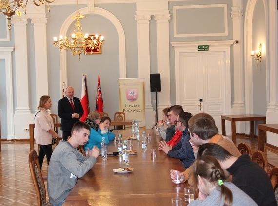 Uczniowie z SOSW w Kęble na lekcji preorientacji zawodowej w puławskim Starostwie